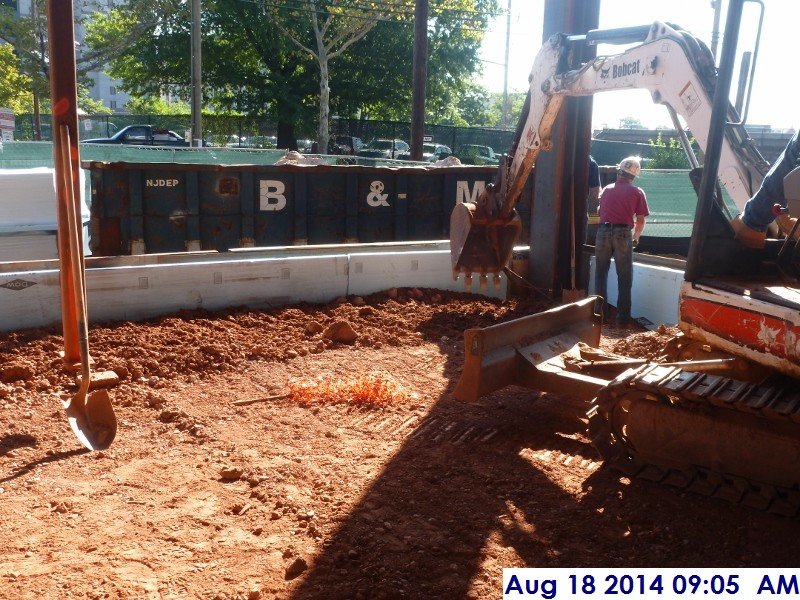 Intalling foam insulation and backfilling along column lines K-M Facing East (800x600)